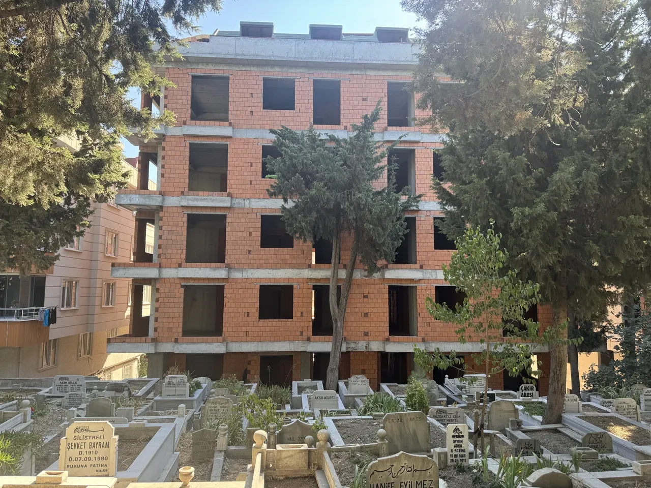 Mezarlık manzaralı sıfır daireler! "Yok artık" dedirten manzara: Evden adım atsan mezarlık