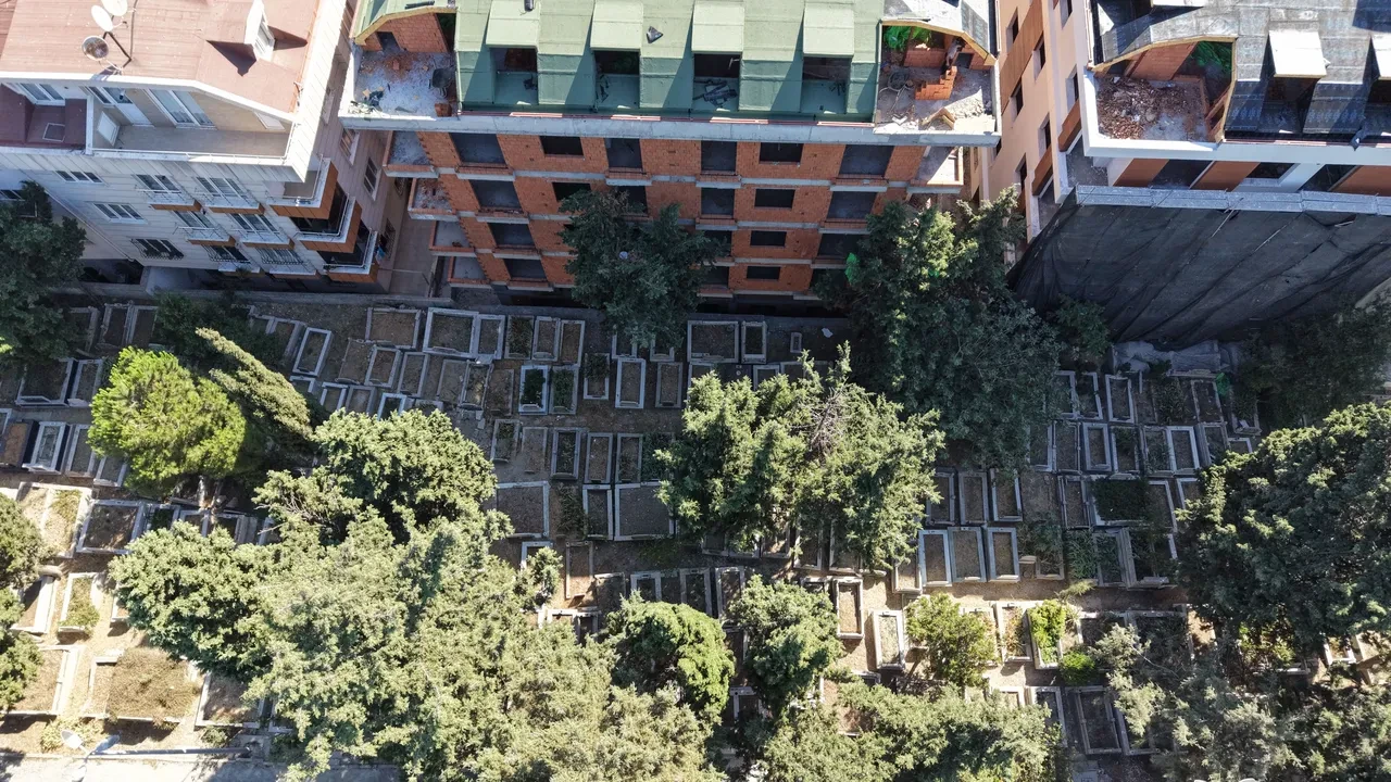 Mezarlık manzaralı sıfır daireler! "Yok artık" dedirten manzara: Evden adım atsan mezarlık