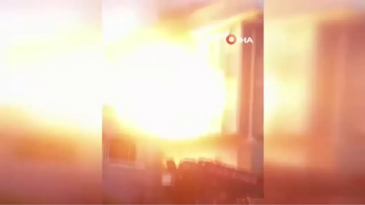 Mutfakta çıkan yangın sonrası doğalgaz bomba gibi patladı: O anlar kamerada!