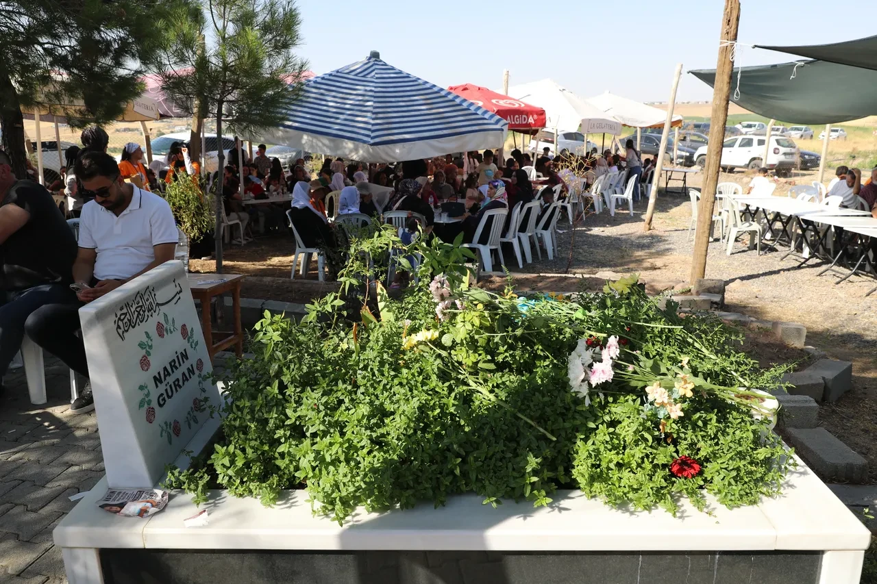 Narin hayattan koparılışının 2'inci yılında mezarı başında anıldı! Baba Arif Güran'ın sözleri yürekleri dağladı: Narin'in hakkı yerdedir