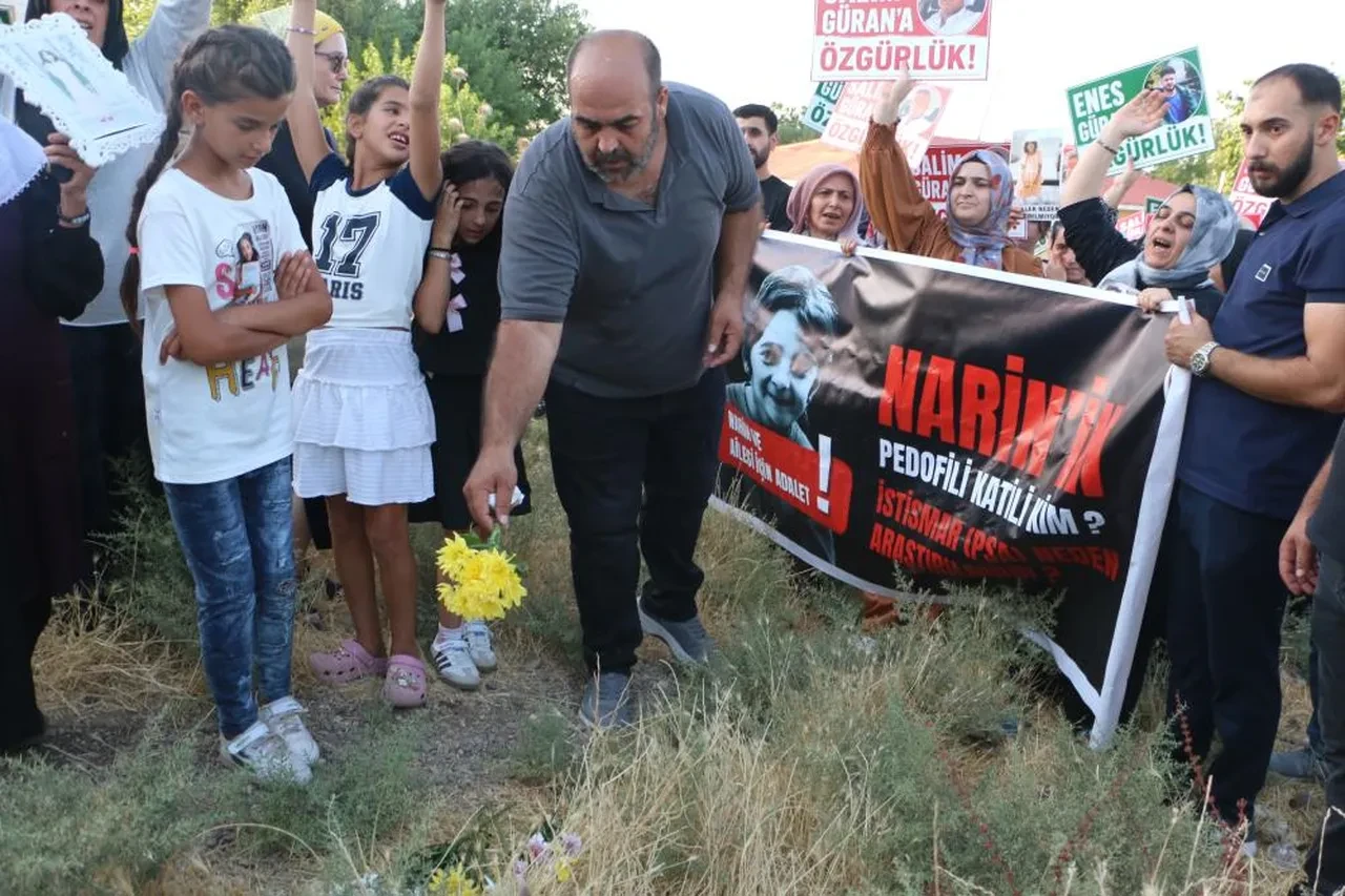 Narin hayattan koparılışının 2'inci yılında mezarı başında anıldı! Baba Arif Güran'ın sözleri yürekleri dağladı: Narin'in hakkı yerdedir