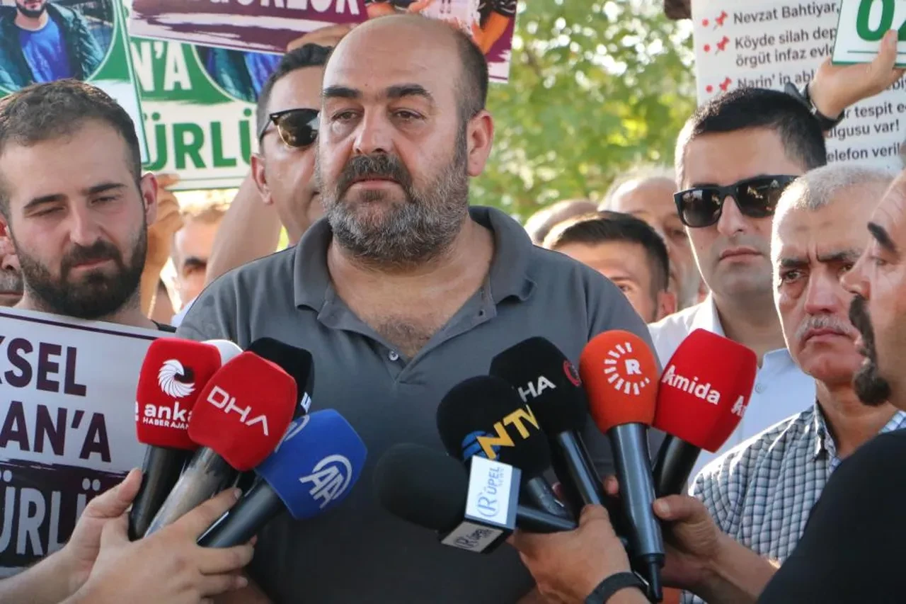 Narin hayattan koparılışının 2'inci yılında mezarı başında anıldı! Baba Arif Güran'ın sözleri yürekleri dağladı: Narin'in hakkı yerdedir