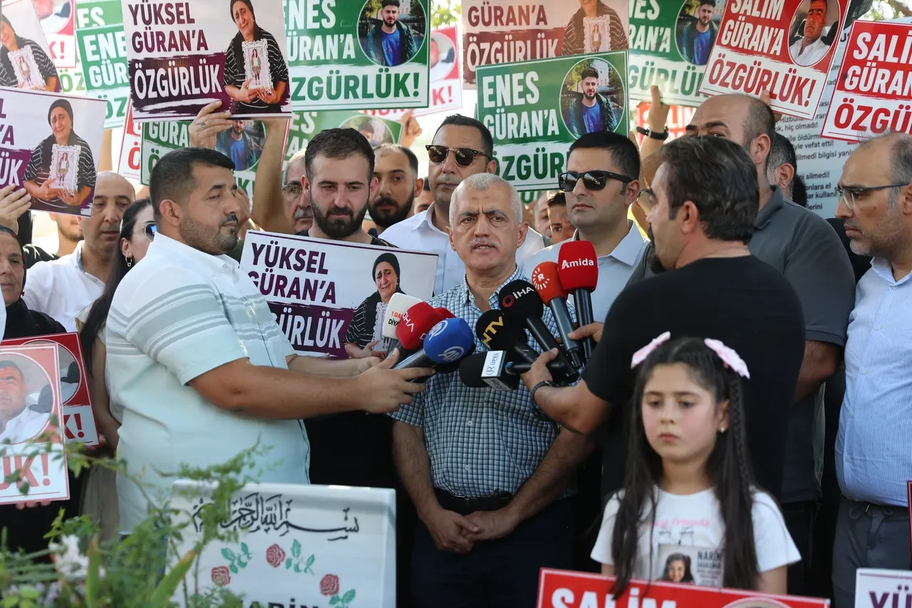 Narin hayattan koparılışının 2'inci yılında mezarı başında anıldı! Baba Arif Güran'ın sözleri yürekleri dağladı: Narin'in hakkı yerdedir