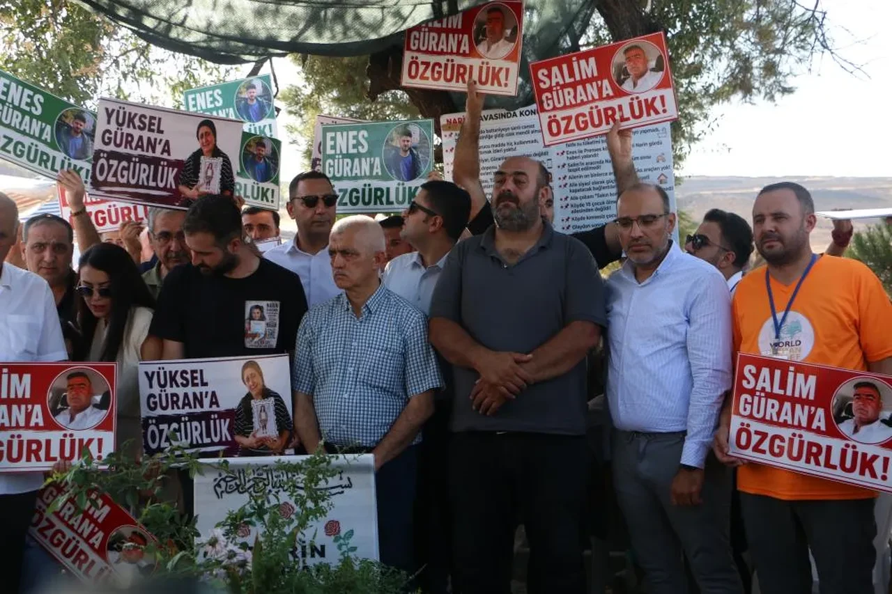 Narin hayattan koparılışının 2'inci yılında mezarı başında anıldı! Baba Arif Güran'ın sözleri yürekleri dağladı: Narin'in hakkı yerdedir