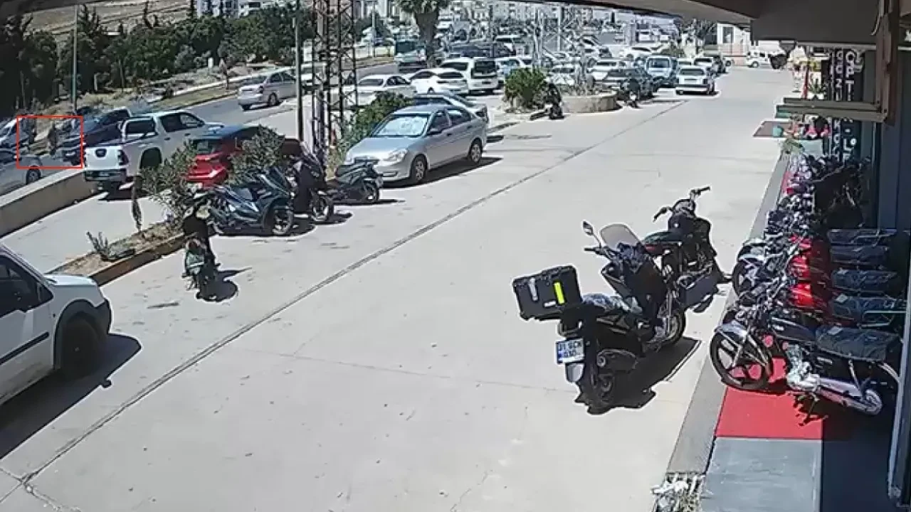 Otomobilin çarptığı kadın feci şekilde can verdi: Korkunç kaza kamerada!