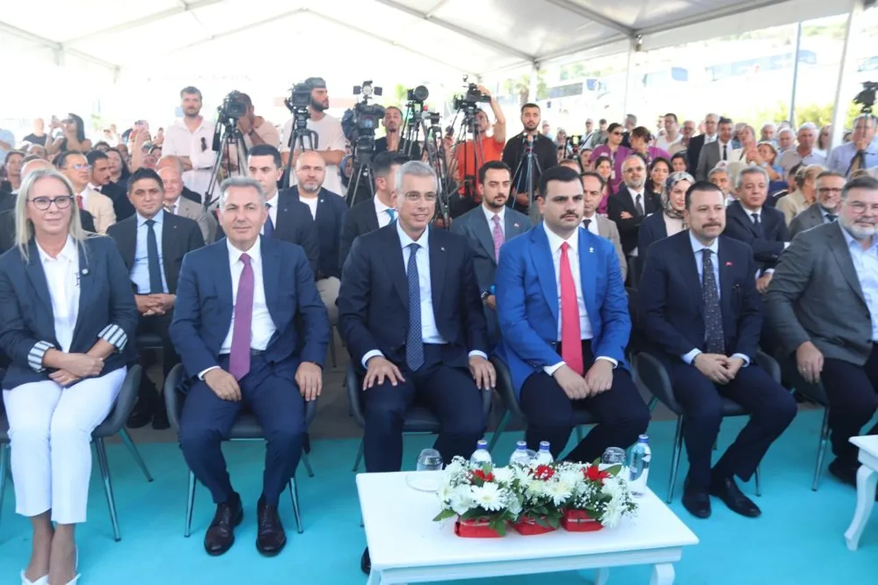 Sağlık Bakanı Kemal Memişoğlu İzmir'e yeni müjdeyi verdi: Tınaztepe Şehir Hastanesini de inşa edeceğiz