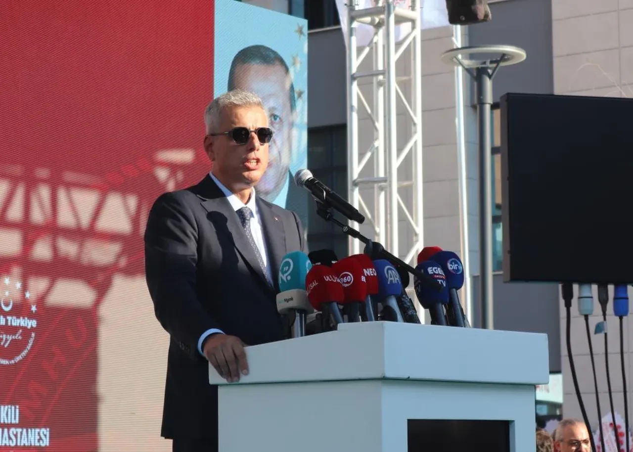 Sağlık Bakanı Kemal Memişoğlu İzmir'e yeni müjdeyi verdi: Tınaztepe Şehir Hastanesini de inşa edeceğiz