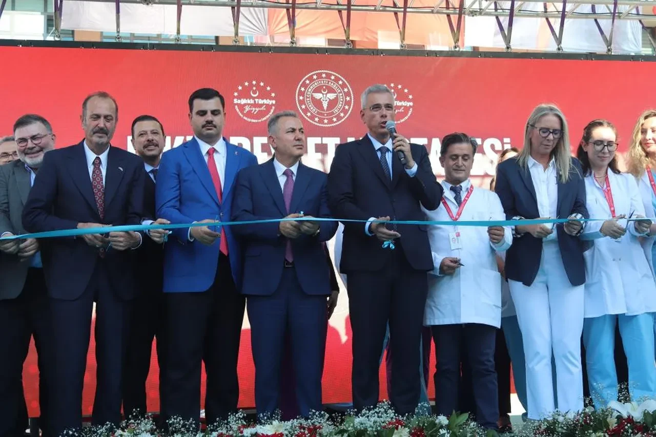 Sağlık Bakanı Kemal Memişoğlu İzmir'e yeni müjdeyi verdi: Tınaztepe Şehir Hastanesini de inşa edeceğiz