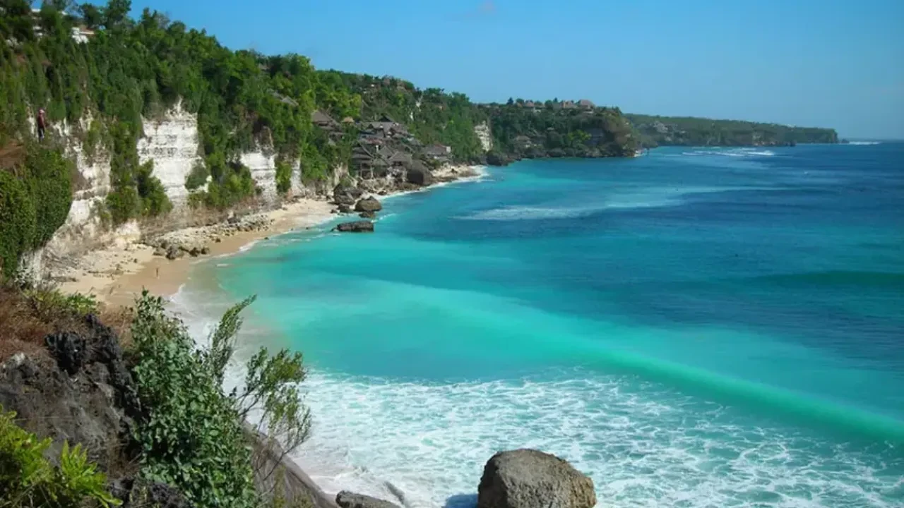 Sessizlik Günü'nde sahile inip video çekti: Bali'de turistin sonu hapis oldu