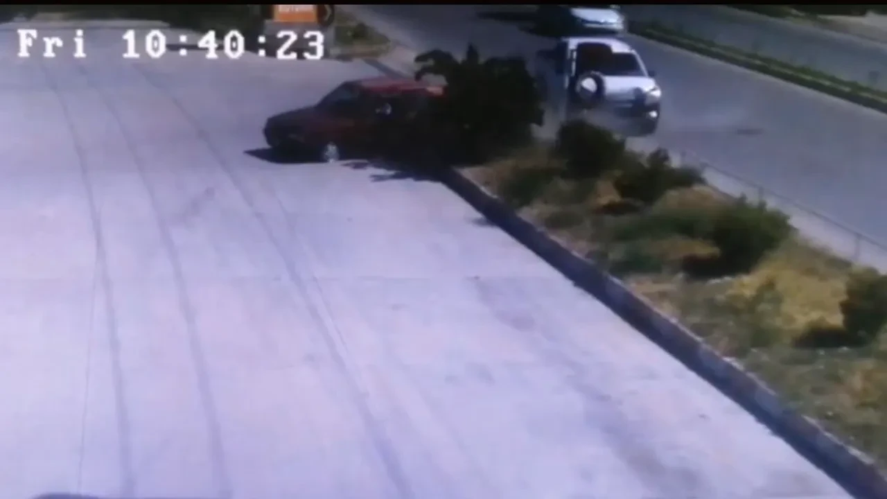 Soldan sağa geçmeye çalıştı, yanındaki araçla çarpıştı! Kaza anı kamerada