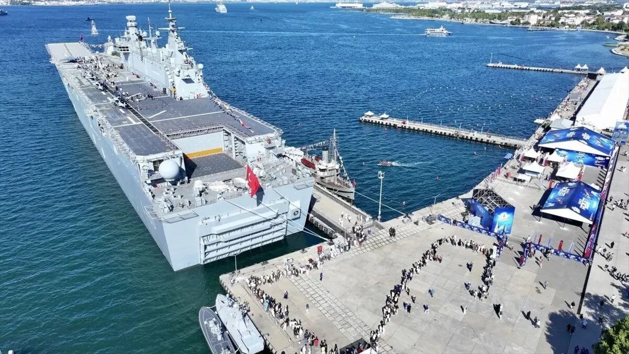 TCG Anadolu kapılarını ziyaretçilere açtı! TEKNOFEST Mavi Vatan'da insan seli