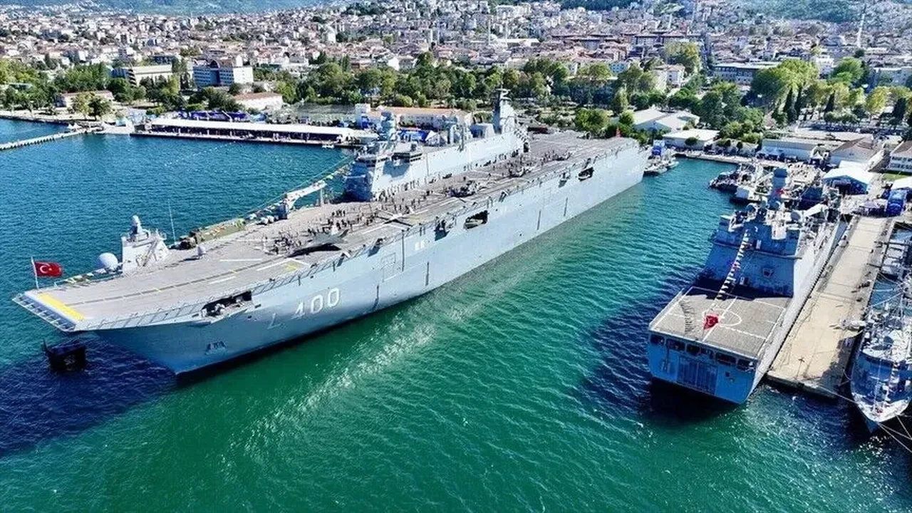 TCG Anadolu kapılarını ziyaretçilere açtı! TEKNOFEST Mavi Vatan'da insan seli