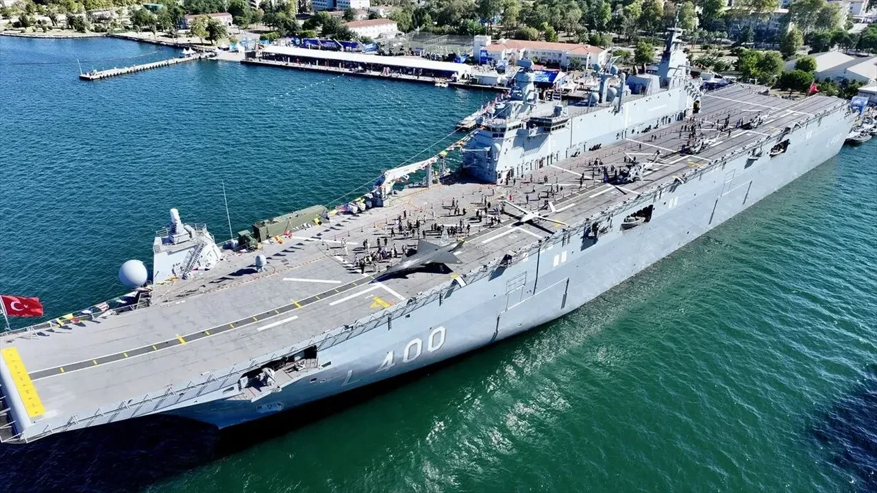TCG Anadolu kapılarını ziyaretçilere açtı! TEKNOFEST Mavi Vatan'da insan seli