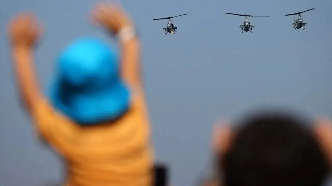 TEKNOFEST Mavi Vatan'da hava gösterileri! AKINCI, TB3 ve helikopterler ilgi topladı