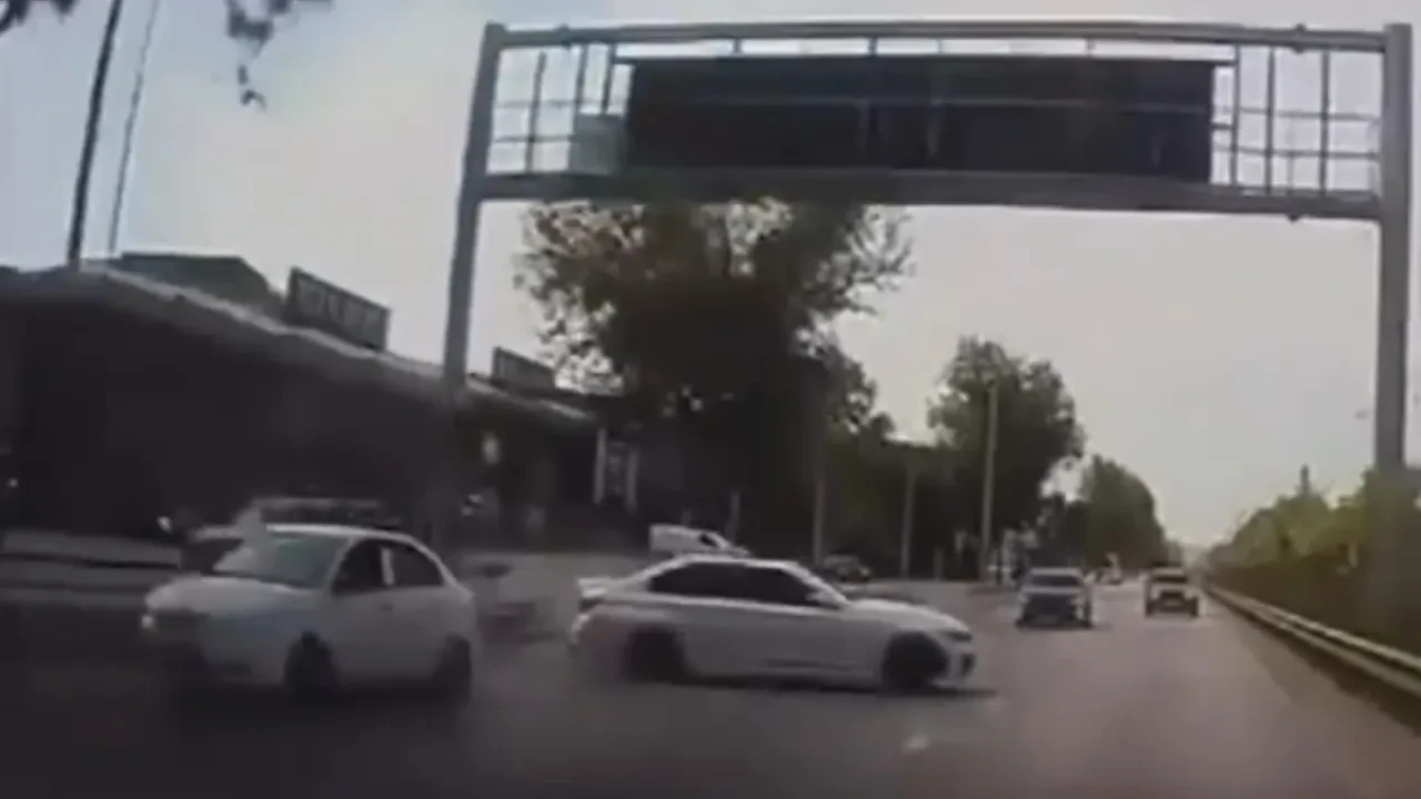 Trafikte faciaya davetiye! Makas atan sürücü dehşet saçtı! Kaza anı kamerada