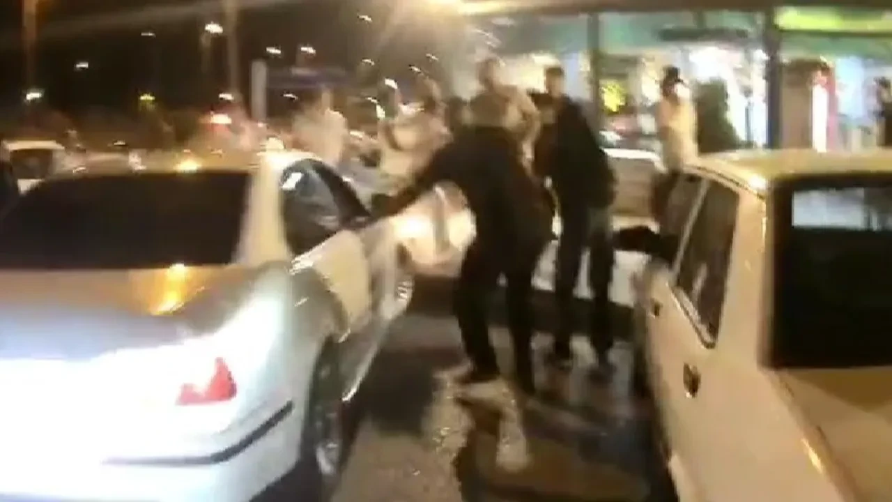 Yan bakma tartışması kavgaya dönüştü! O anlar kamerada
