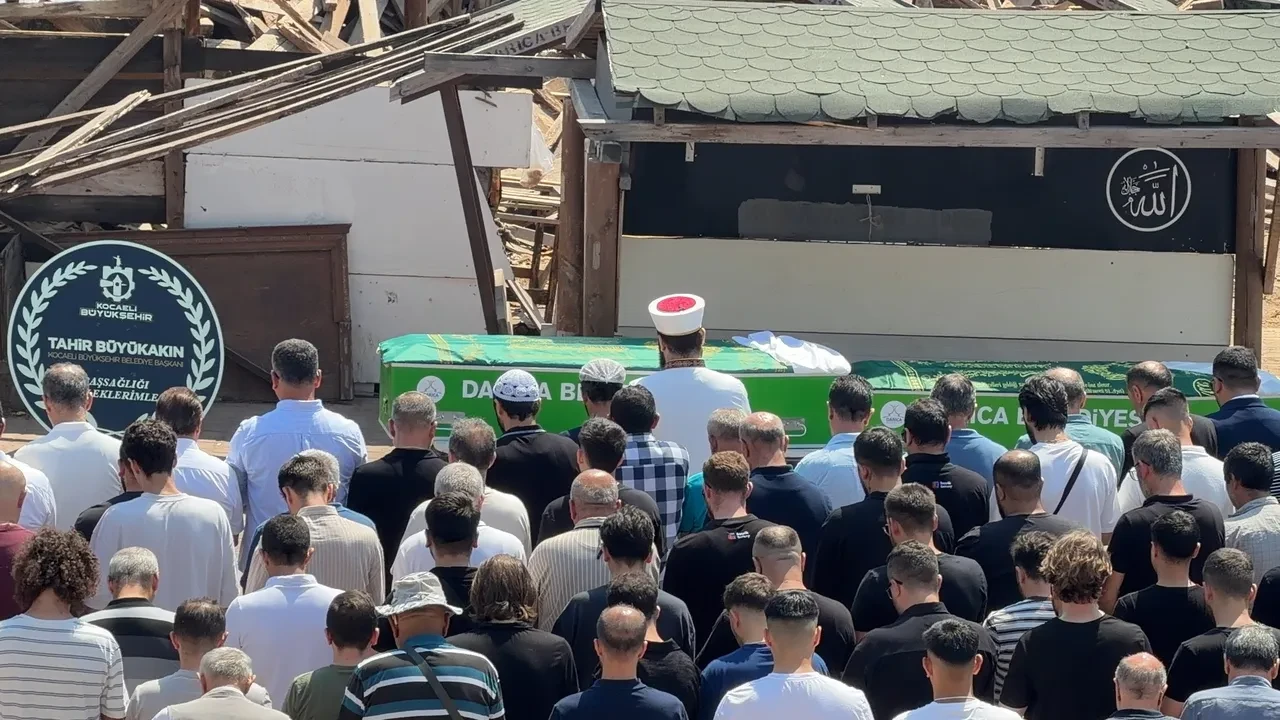 3 kardeşin yan yana tabutları yürek yaktı! Doğum gününde toprağa verildi: Gözyaşları sel oldu