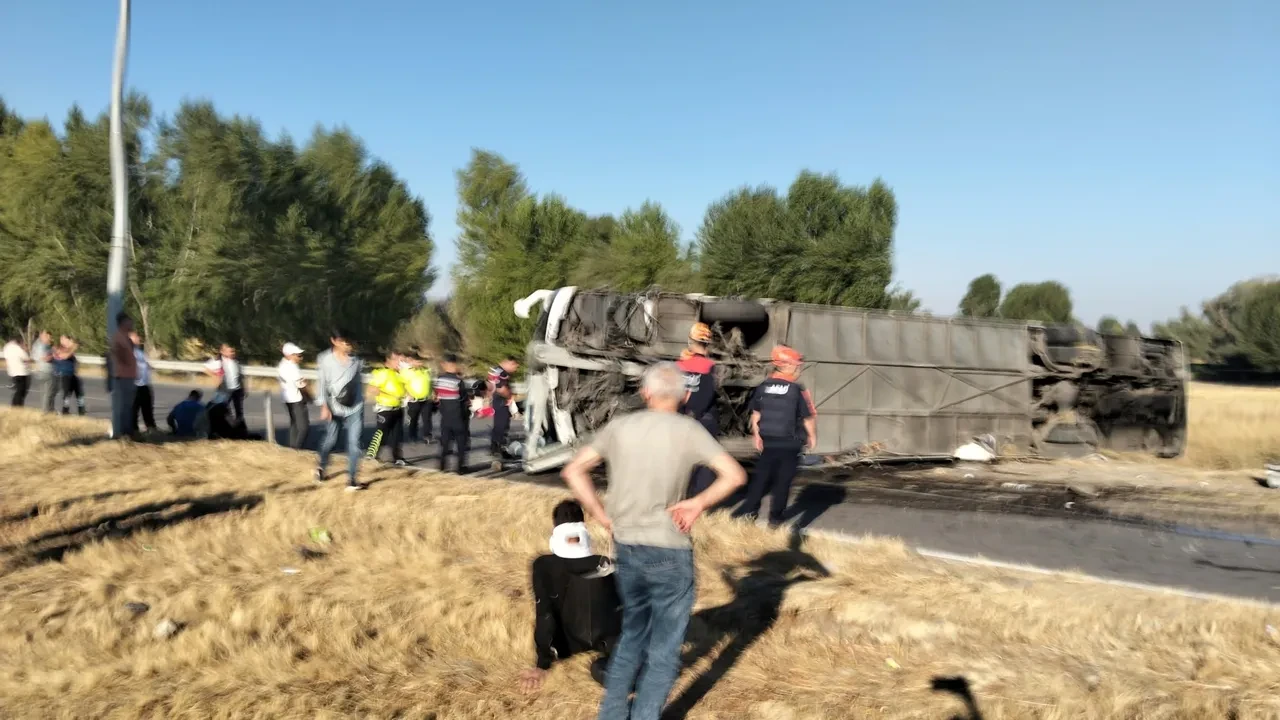  Afyonkarahisar'da yolcu otobüsü devrildi: Çok sayıda yaralı var 