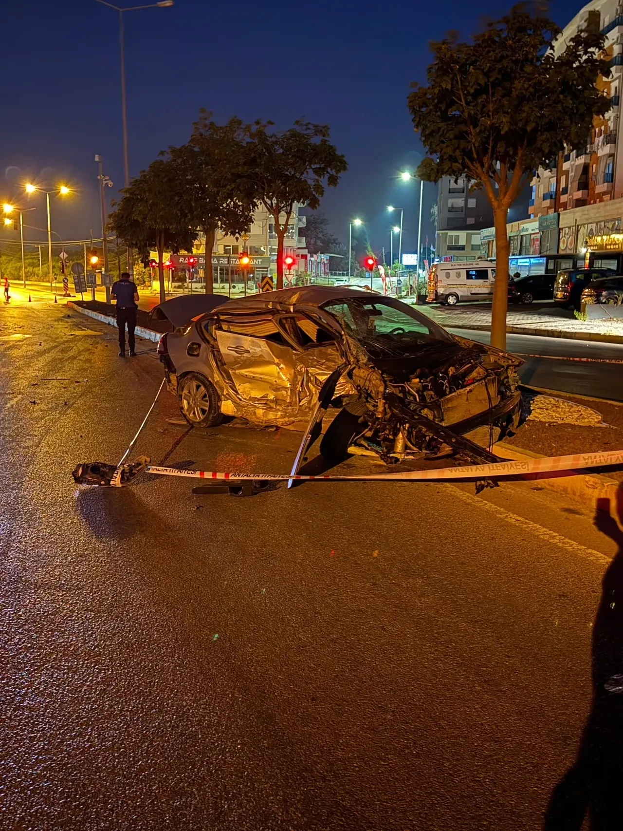 Antalya'da iki otomobil çarpıştı! 2 ölü, 3 yaralı