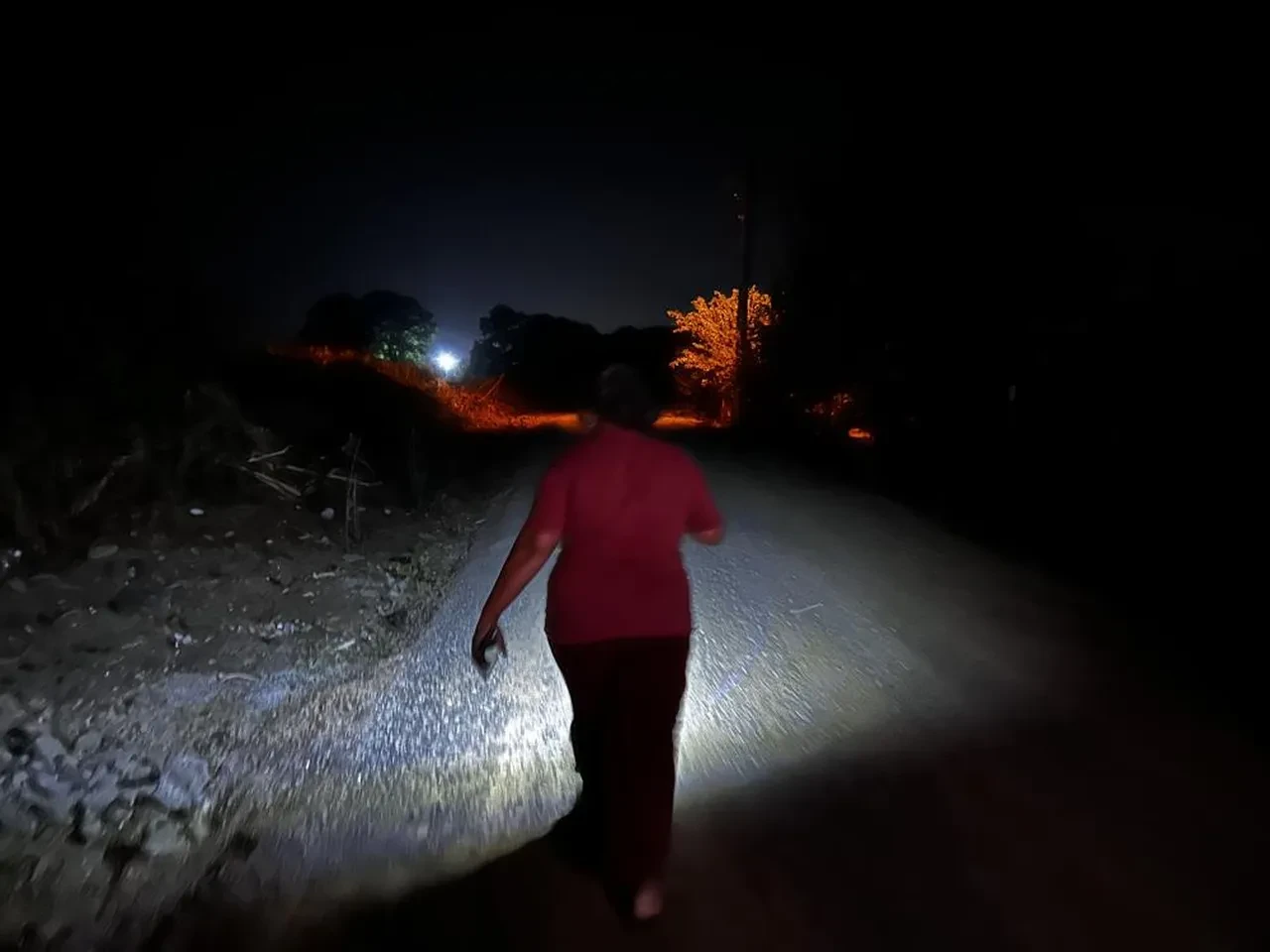 Bir tıkırtı yetiyor, herkes sokağa fırlıyor: Gece saatlerinde fenerlerle iz sürüyorlar