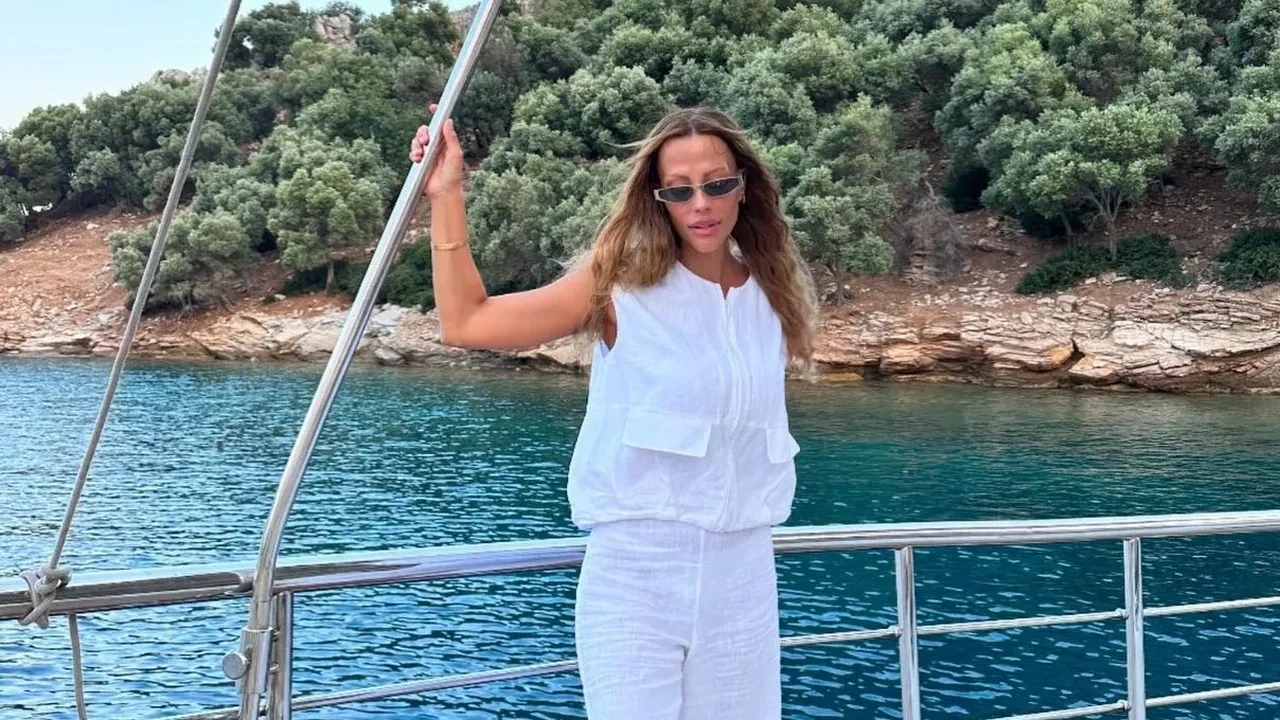 Demet Özdemir’in ablası Derya Özdemir sessiz sedasız boşandı! Ünlü oyuncudan destek gecikmedi