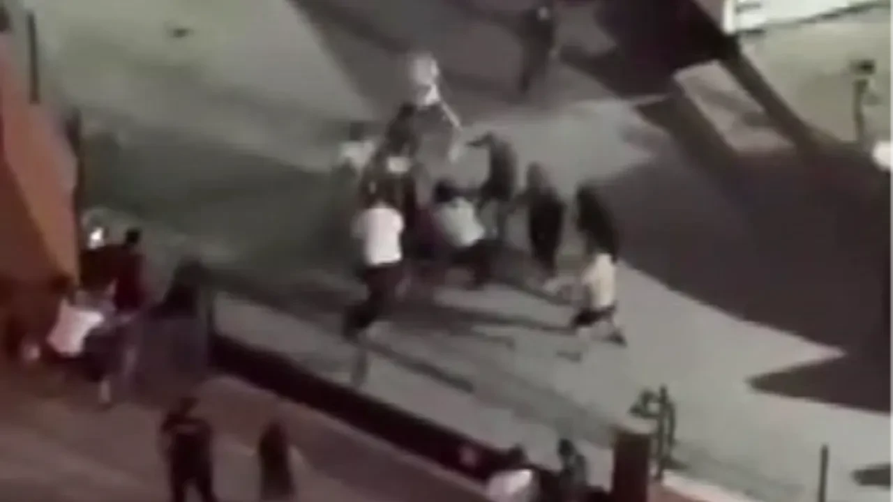 Eşi Whatsapp grubundan tartıştı, kocası sopayla dayak yedi! O anlar kamerada 
