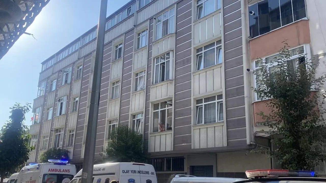 Gaziosmanpaşa'da bir adam evinde boğazı kesilmiş halde bulundu