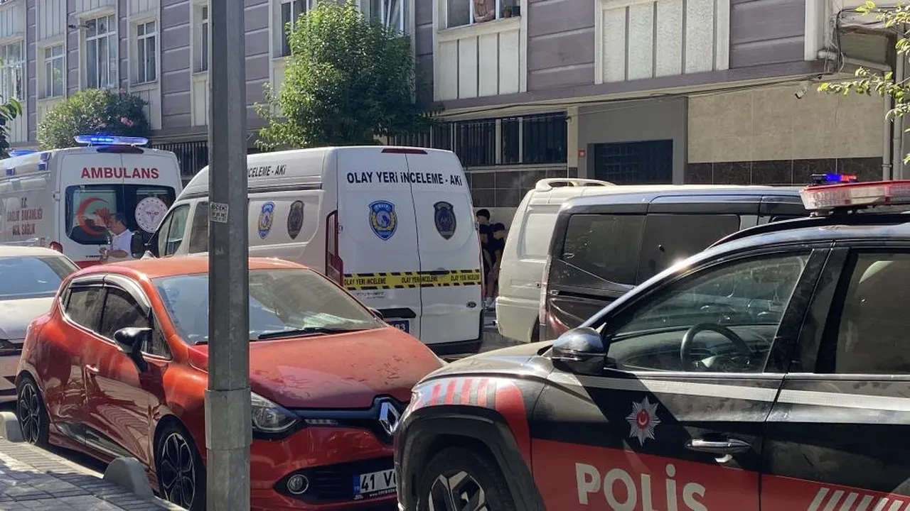 Gaziosmanpaşa'da bir adam evinde boğazı kesilmiş halde bulundu