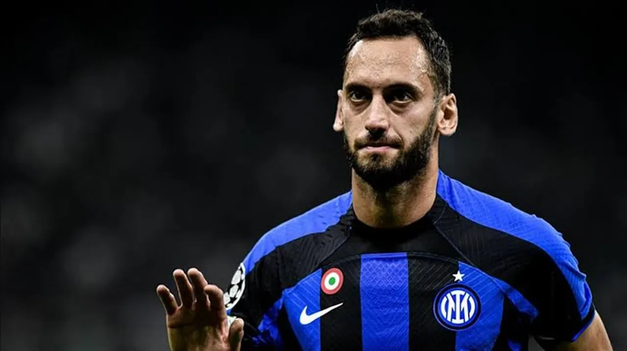 Hakan Çalhanoğlu bombası patladı! Canlı yayında Galatasaray'ı işaret ederek transferi açıkladı