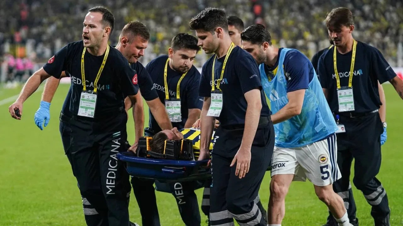 Kerem Aktürkoğlu hastaneye kaldırıldı! Milli futbolcu maçta yürekleri ağza getirdi