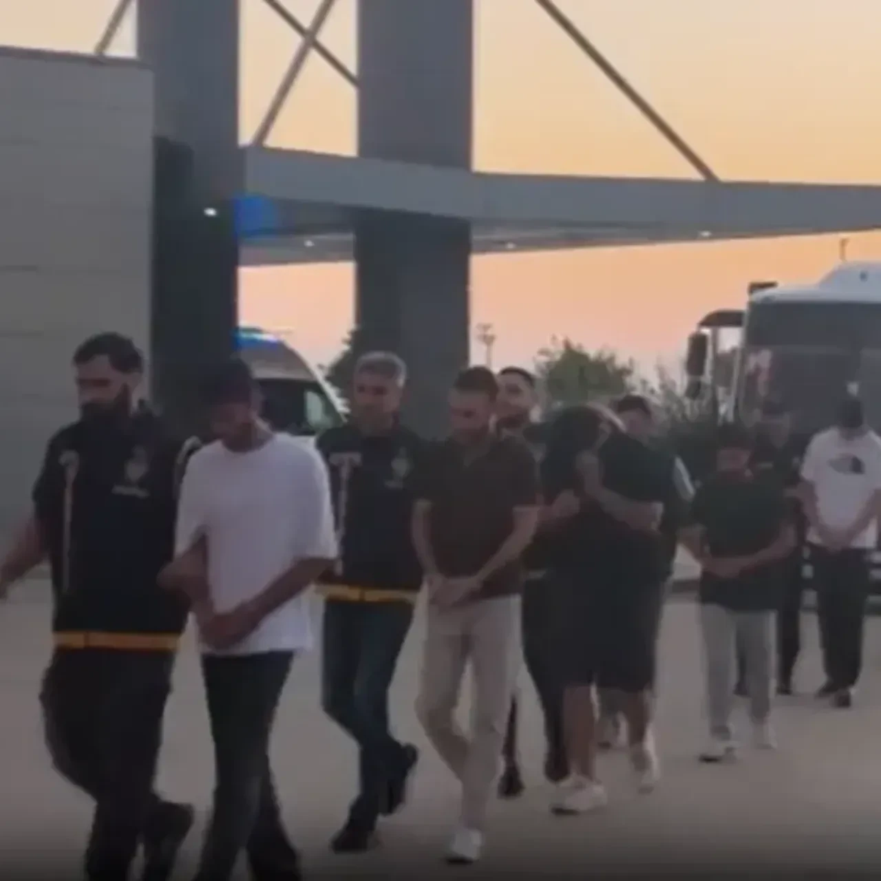 Sahte oyun siteleriyle dolandırıp, itiraz edeni darp ettiler: 300 milyonluk vurgun yapan çete enselendi