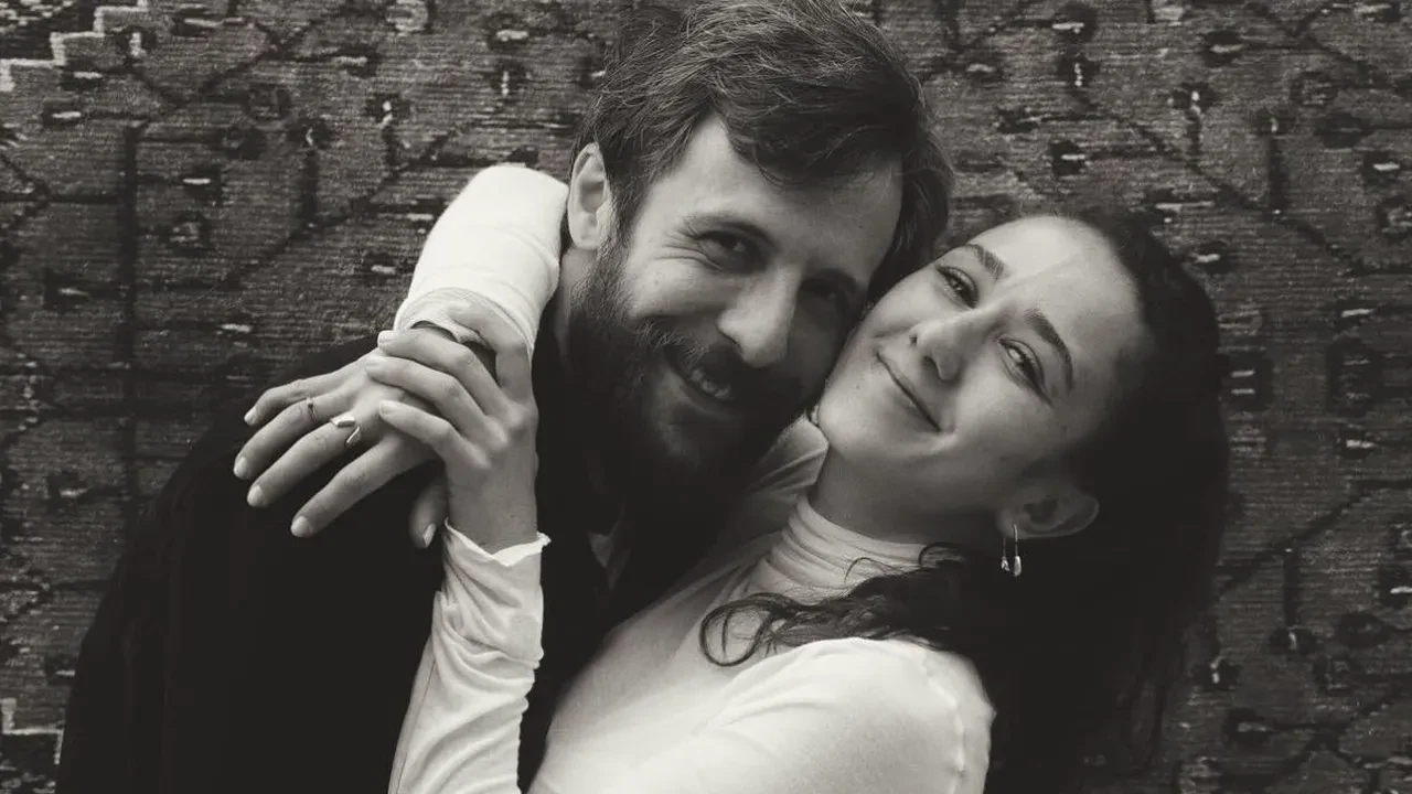 Şakir Paşa Ailesi’nin Hakkiye’si Yağmur Başkurt evlendi! Ayşenil Şamlıoğlu memur, Şevval Sam ve Gonca Cilasun nikah şahidi oldu