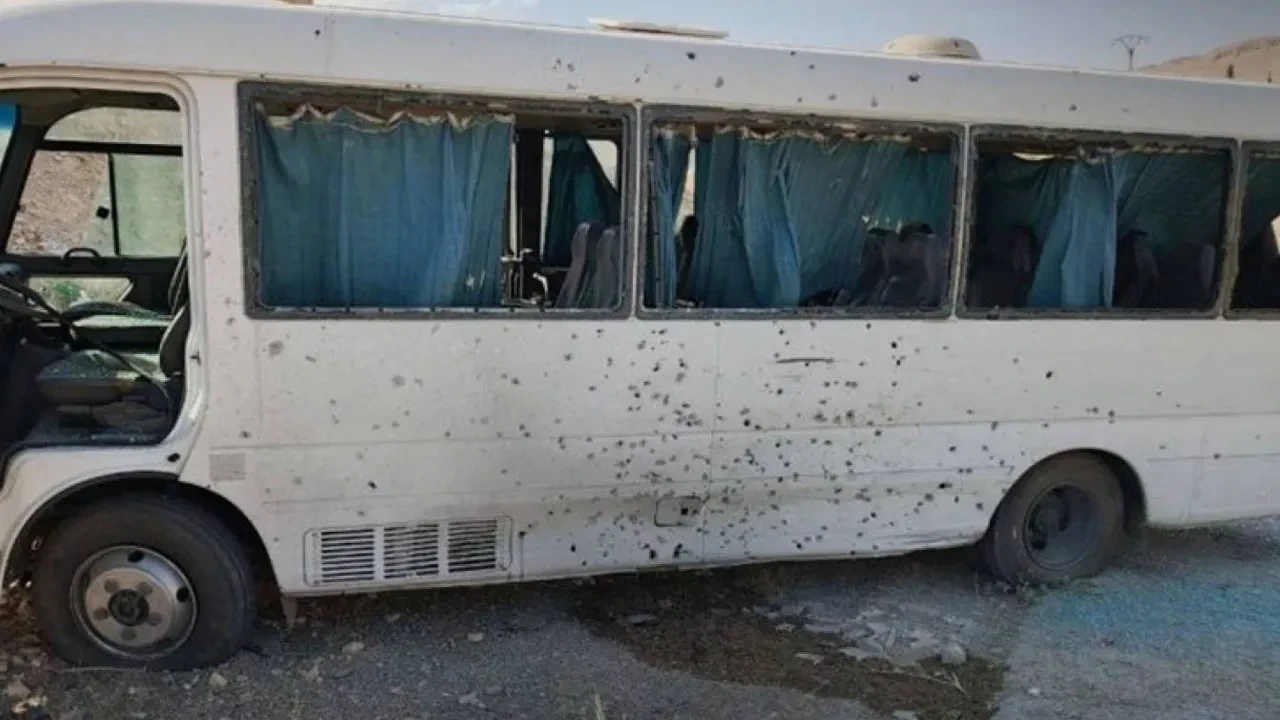 Suriye'de güvenlik güçlerini taşıyan otobüse saldırı: Çok sayıda yaralı var