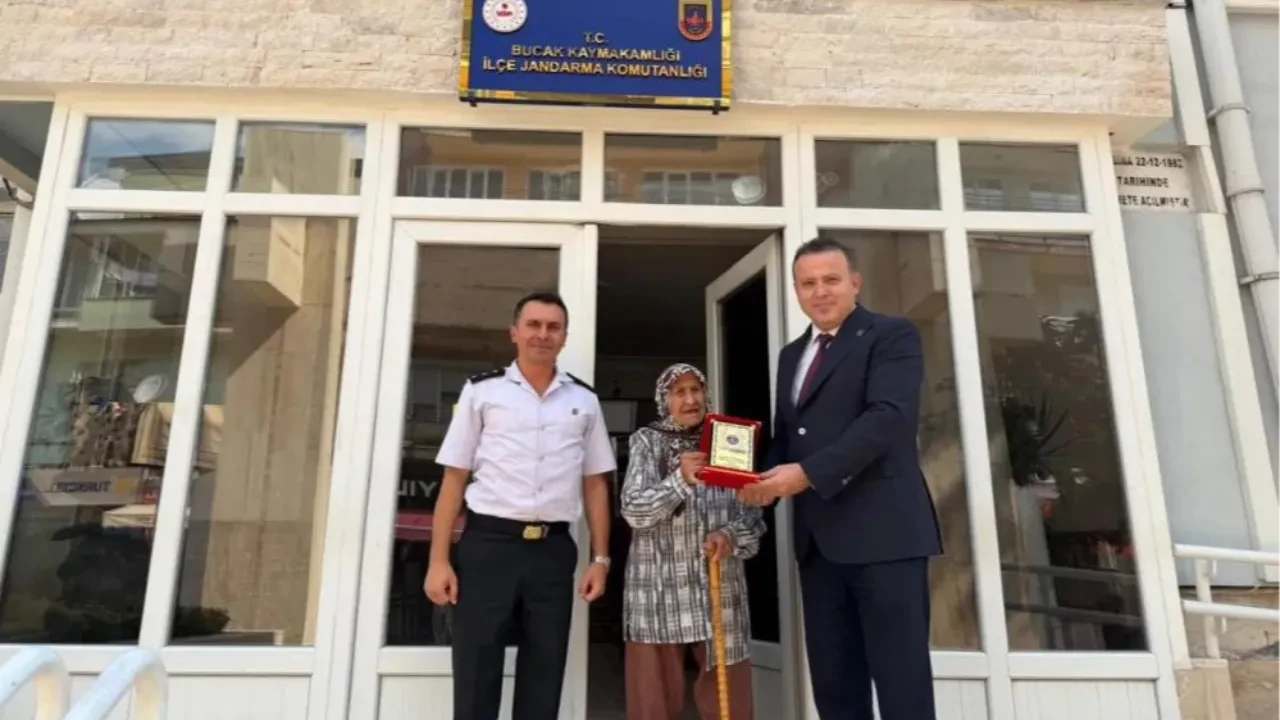 Yıllarca simit satarak kazandıkları evlerini jandarmaya bağışladı