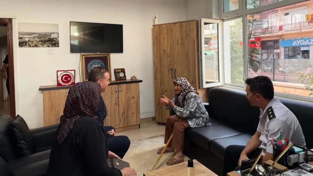 Yıllarca simit satarak kazandıkları evlerini jandarmaya bağışladı