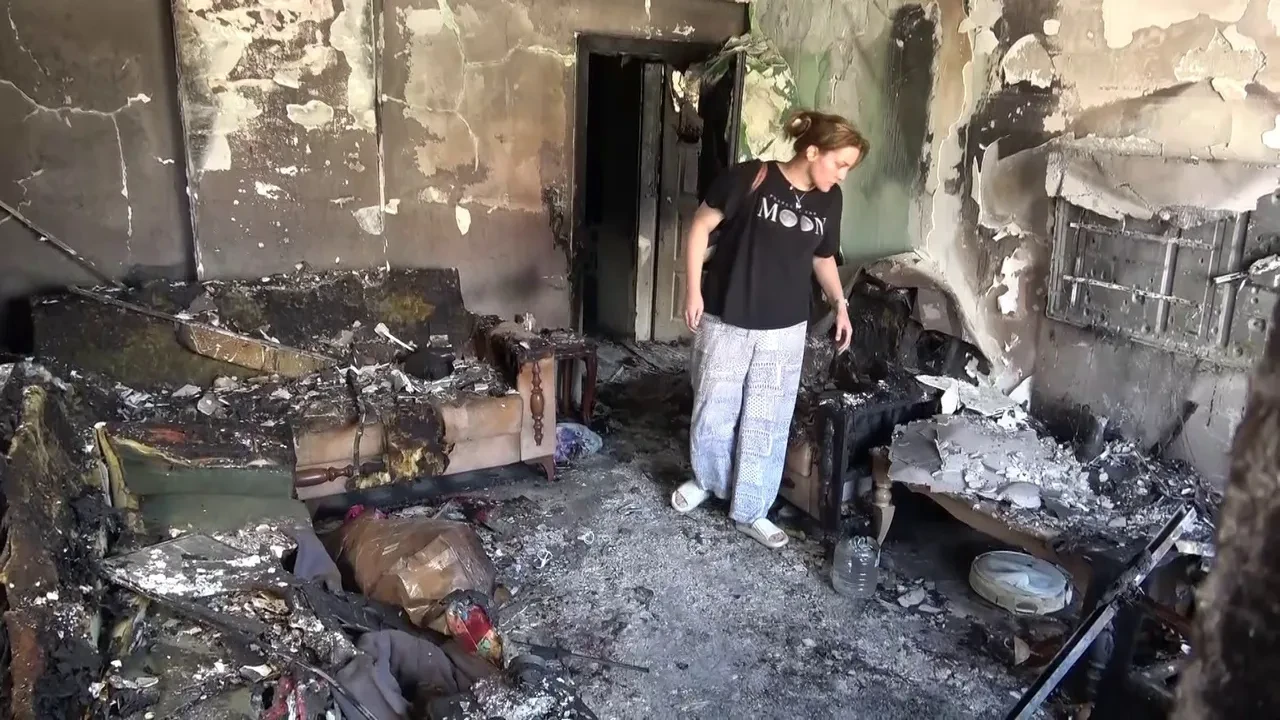 Ailesini kurtarmak için girdiği alevlerin arasında üzerine televizyon patladı!
