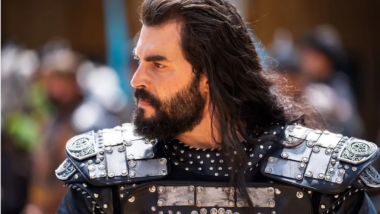 Akın Akınözü, Aşk ve Taht’ta “Sultan Alaeddin Keykubat” imajıyla büyük beğeni topladı