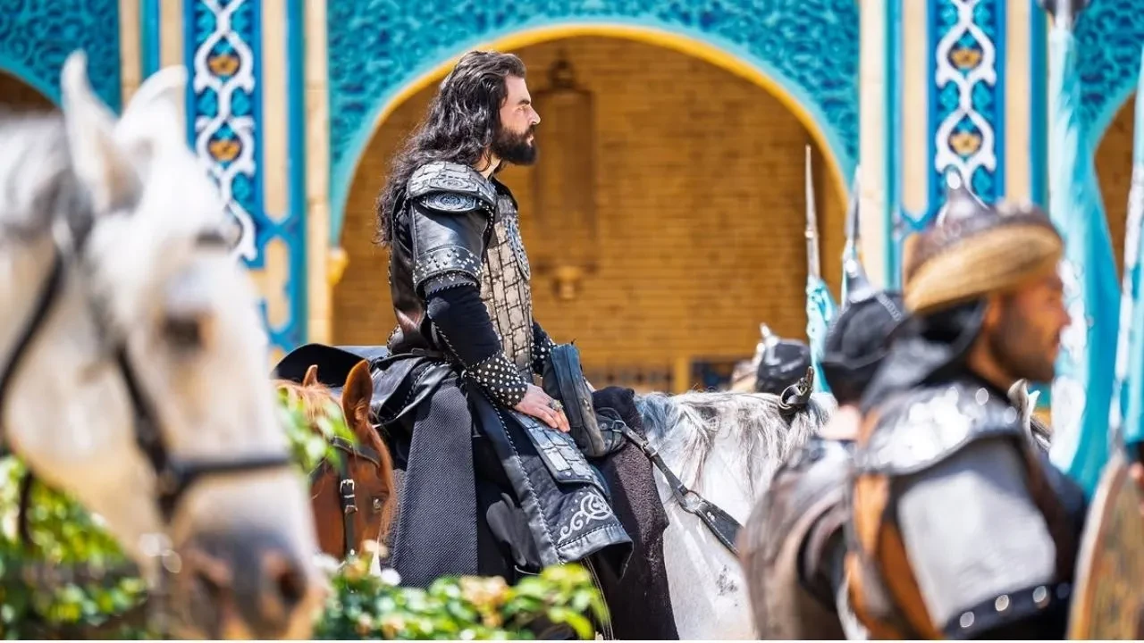 Akın Akınözü, Aşk ve Taht’ta “Sultan Alaeddin Keykubat” imajıyla büyük beğeni topladı