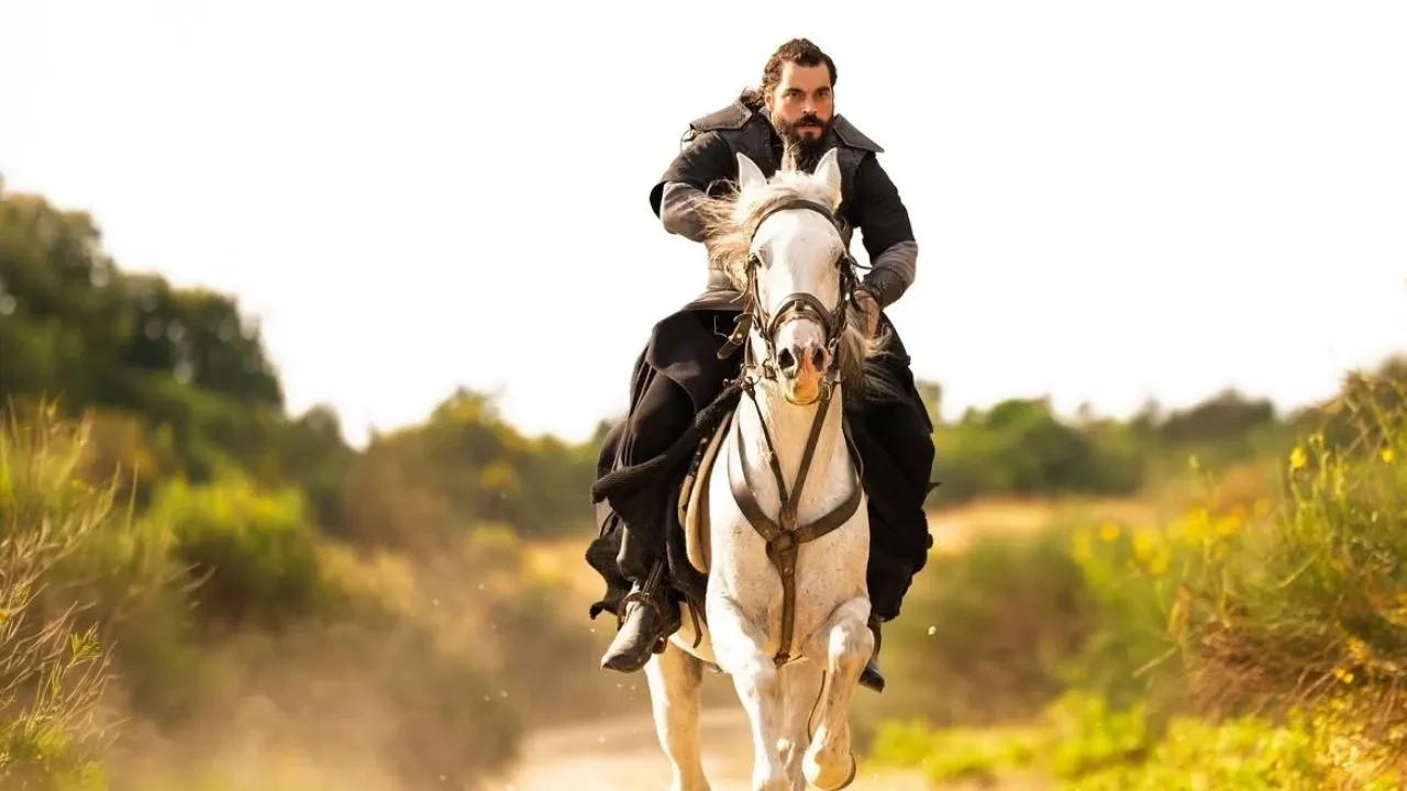 Akın Akınözü, Aşk ve Taht’ta “Sultan Alaeddin Keykubat” imajıyla büyük beğeni topladı