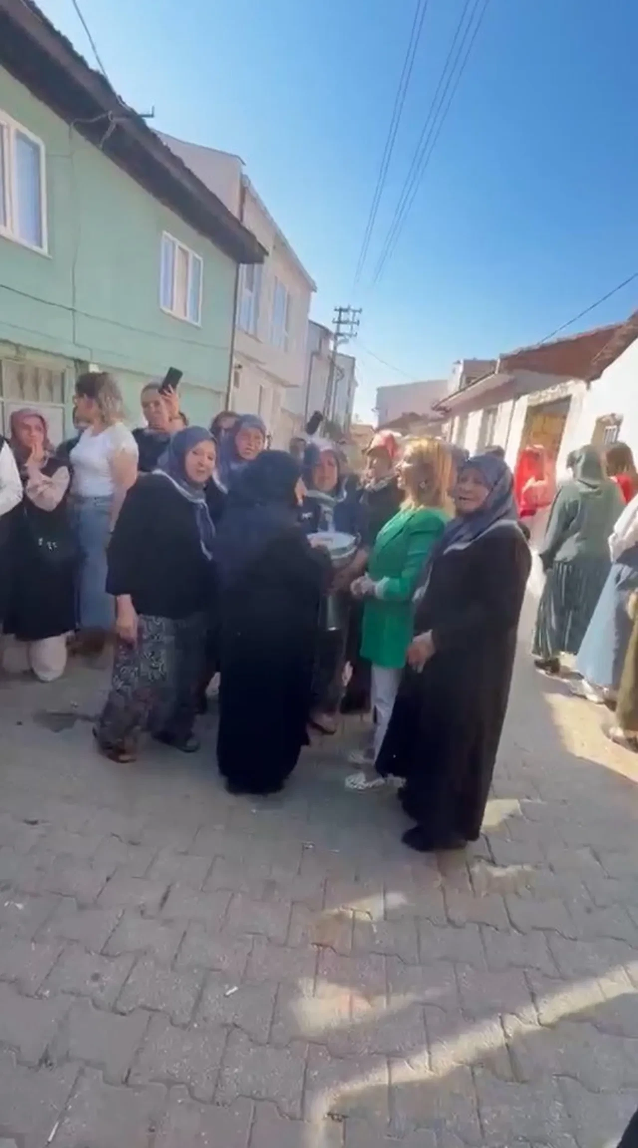 'Bizden kız almak kolay değil' diyerek Pazaryeri Belediye Başkanı Zekiye Tekin ile yol kesip tavla oynadılar
