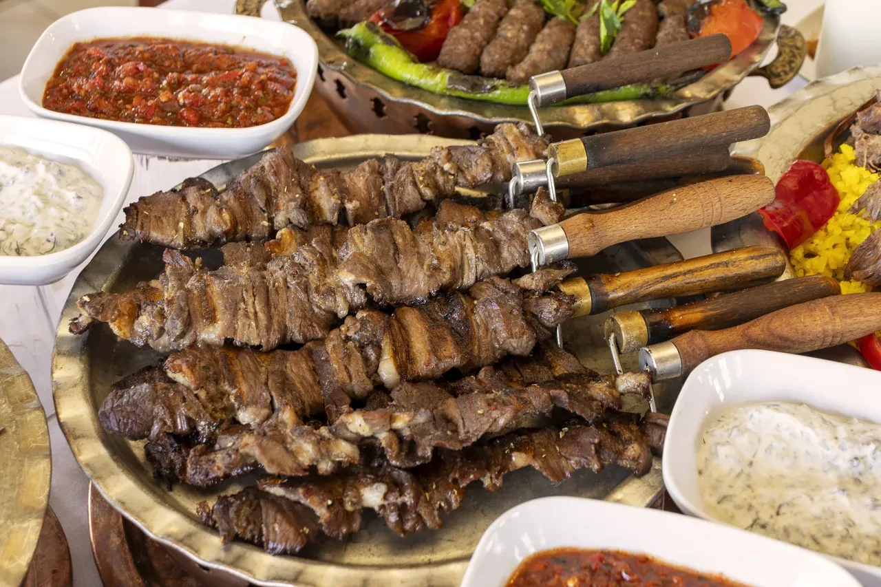 Erzurum Kültür Yolu Festivali'nde gastronomi rüzgarı: Şeflerin favorisi cağ kebabı, kadayıf dolması ve su böreği oldu