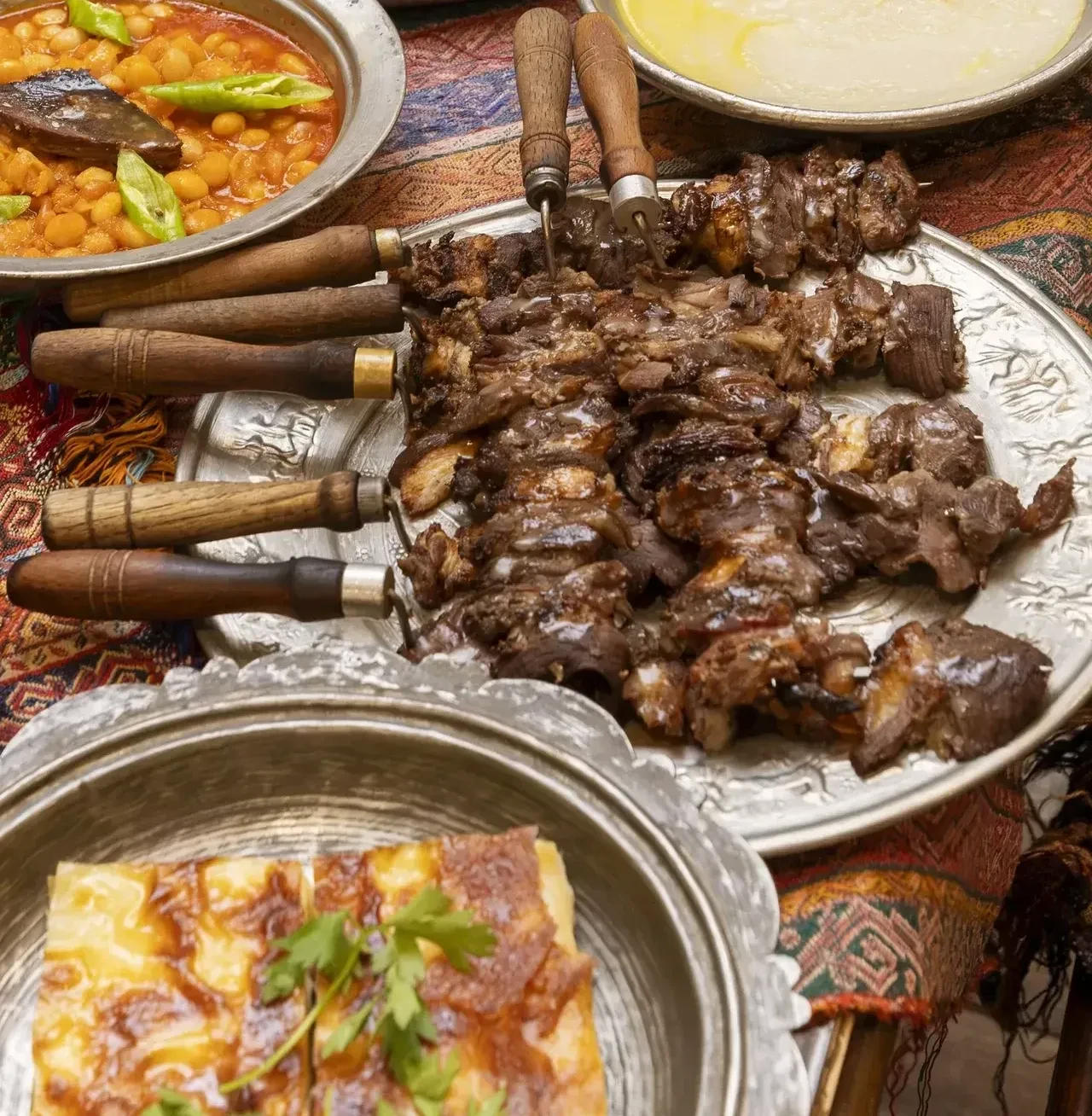 Erzurum Kültür Yolu Festivali'nde gastronomi rüzgarı: Şeflerin favorisi cağ kebabı, kadayıf dolması ve su böreği oldu