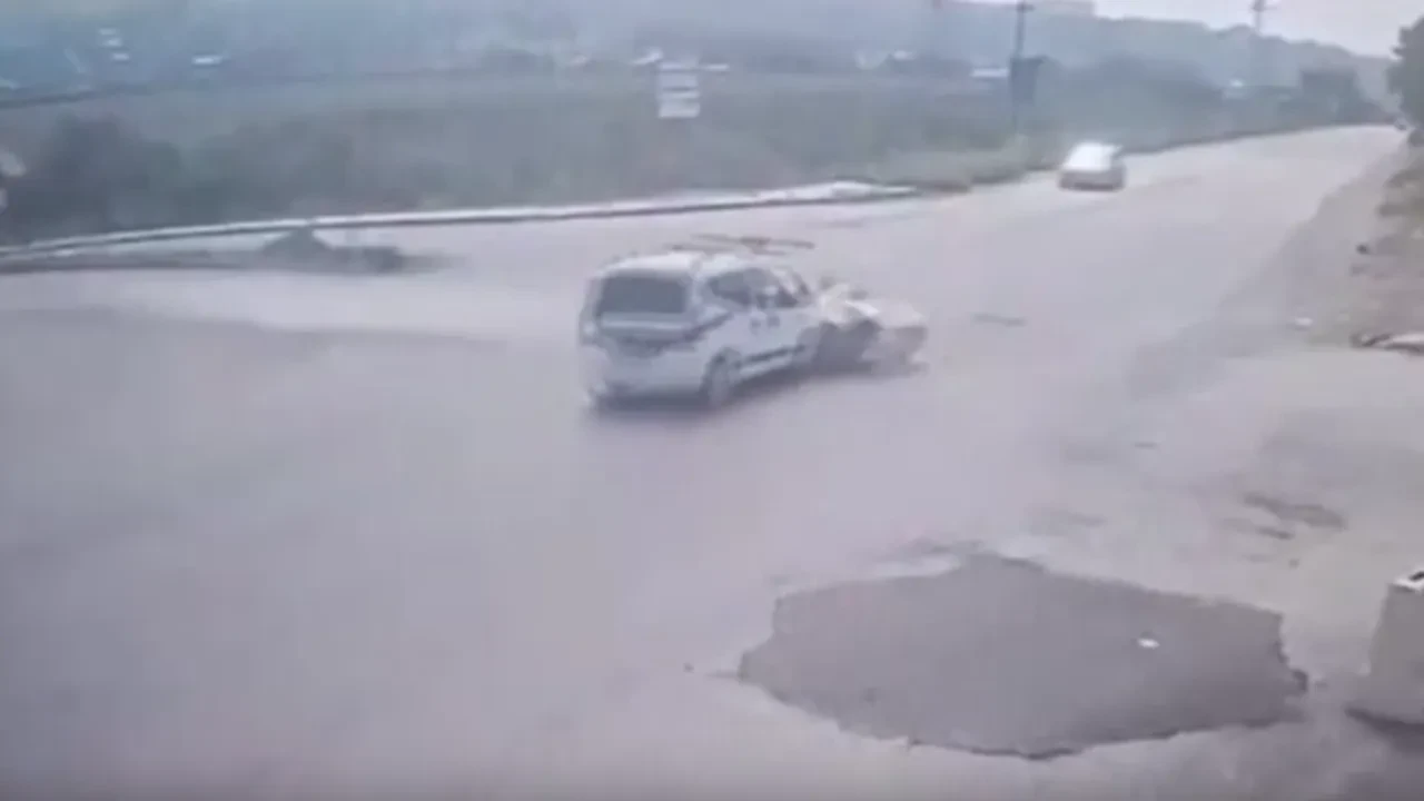 Feci kaza kamerada: Yan yatan otomobilden sıkışan sürücü saniyelerle kurtarıldı