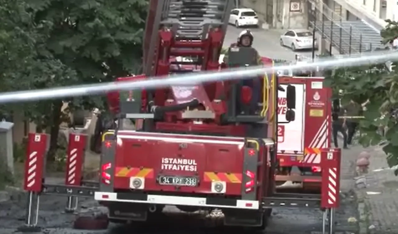 Gaziosmanpaşa’da çatı katında feci yangın: 1 kişinin cesedine ulaşıldı