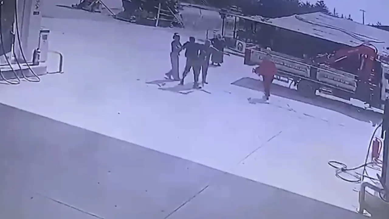 Genç kızı anne ve babasının gözü önünde kaçırdı! 