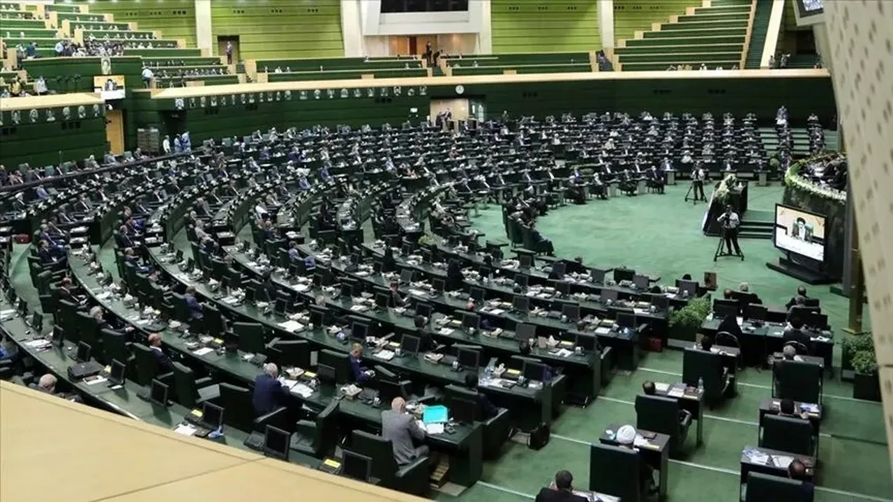 İran'dan Hürmüz Boğazı kararı: Geçen gemilerden ücret alınacak