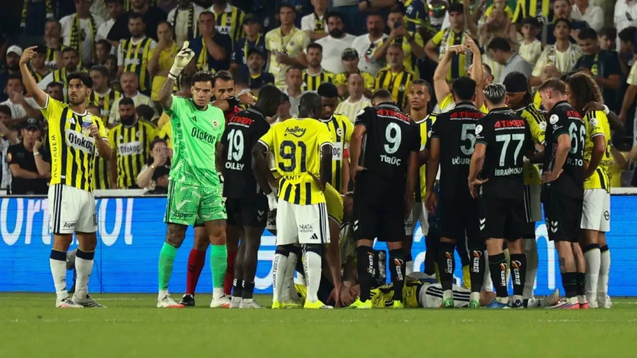 Kerem Aktürkoğlu hastaneye kaldırıldı! Milli futbolcu maçta yürekleri ağza getirdi