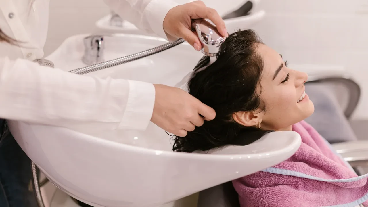 Saçını az yıkayanlar dikkat! Sağlıklı olduğunu düşündüğünüz alışkanlık ters tepebilir