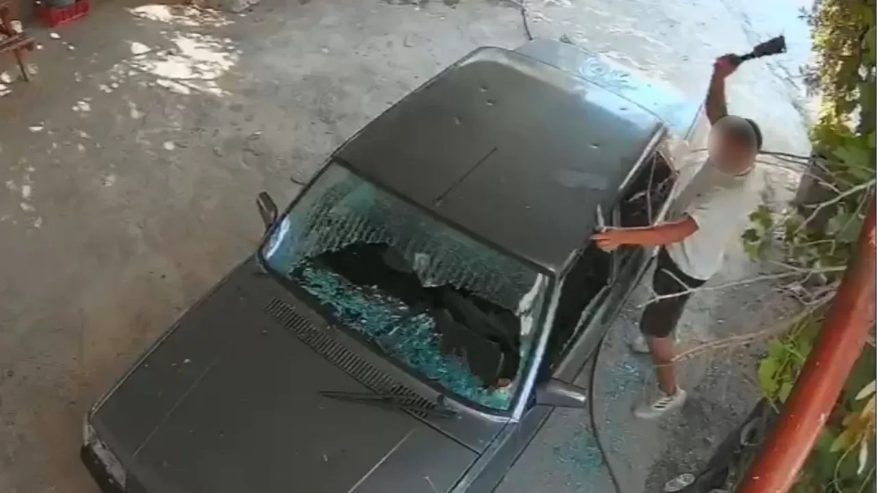 Satır ve bıçakla eski sevgilisinin arabasını parçaladı! Mersin’de korku dolu anlar kamerada