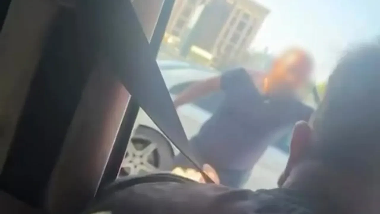 Seyir halinde başlayan tartışma trafik ışıklarında büyüdü: Sürücü kavgası kamerada! 